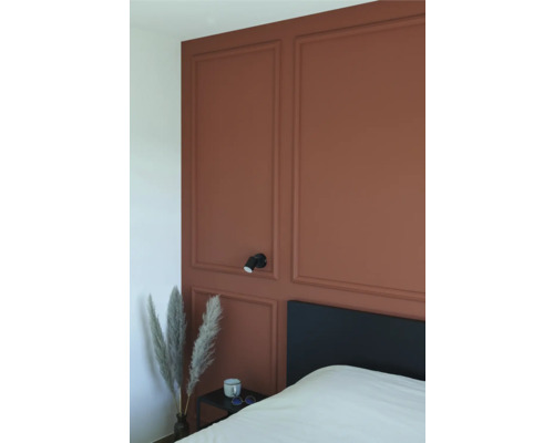 Slaapkamer met wandpanelen, bed, nachtkastje en wandlamp
