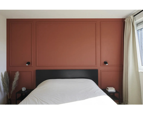 Slaapkamer met wandpanelen, bed en nachtkastjes.