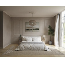 Lichte slaapkamer met tweepersoonsbed, vloerkleed en decoraties