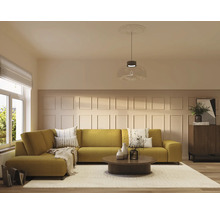 Woonkamer met gele hoekbank, salontafel, vloerkleed en dressoir