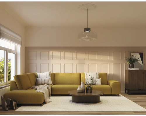 Woonkamer met gele hoekbank, salontafel, vloerkleed en dressoir