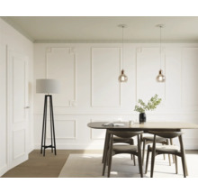 Lichte eetkamer met eettafel, stoelen, staande lamp en hanglampen