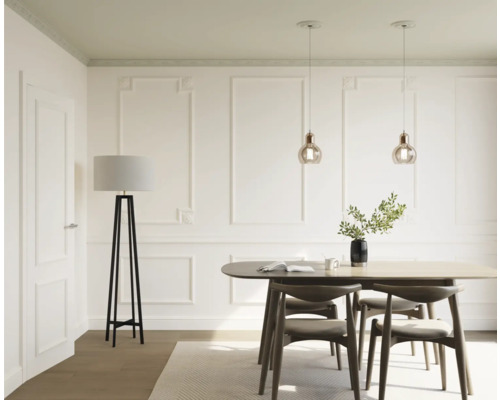 Lichte eetkamer met eettafel, stoelen, staande lamp en hanglampen