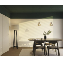 Eetkamer met eettafel, stoelen, vloerlamp en hanglampen