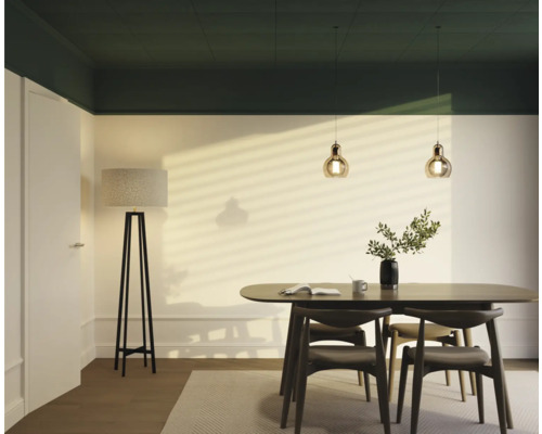 Eetkamer met eettafel, stoelen, vloerlamp en hanglampen