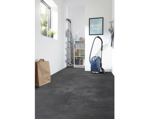 Lichte ruimte met donkere vloer, ladder, stofzuiger en rek