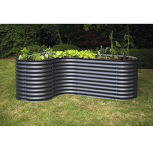 Metalen verhoogde tuinbak met planten in de tuin