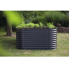 Metalen plantenbak in de tuin met aangeplante groenten