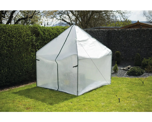 Kleine kunststof kas in de tuin