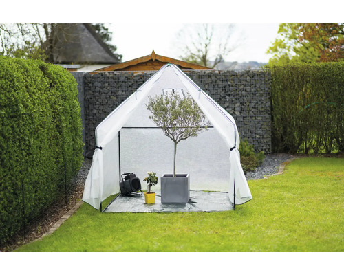 Tuin met plantentent, kachel en planten