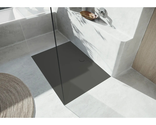 Gelijkvloerse douche met douchegoot in een lichte badkamer.