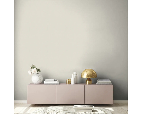 Woonkamer met roze dressoir, lamp en decoratie