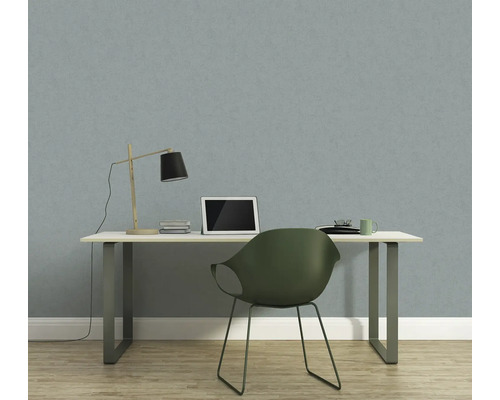 Werkkamer met bureau, stoel, lamp en laptop voor een behang