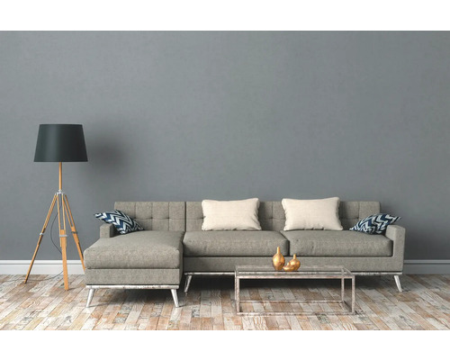 Woonkamer met hoekbank, staande lamp en salontafel