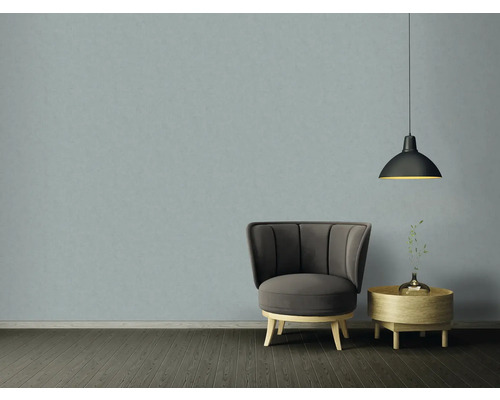 Woonkamer scène met fauteuil, bijzettafel en hanglamp