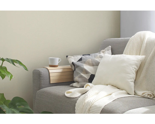 Decoratieve woonkamer met bank, kussens en bijzettafel