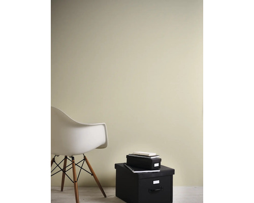 Woonkameropstelling met stoel, opbergdozen en lichtgekleurde muur