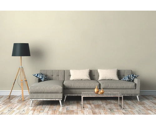Woonkamer met hoekbank, staande lamp en salontafel