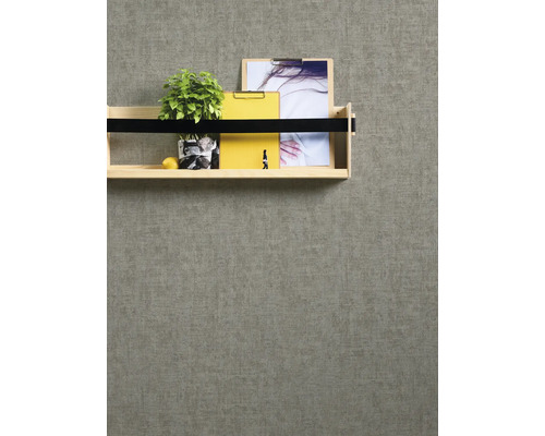 Houten wandplank met plant en kantoorbenodigdheden aan de muur