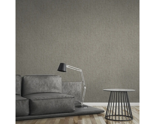 Woonkamer met bank, staande lamp, bijzettafel en bruin textielbehang