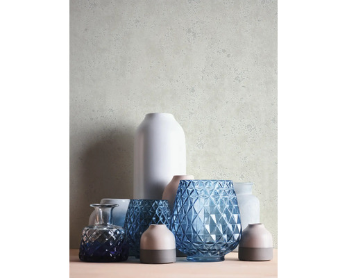 Diverse vazen van glas en keramiek in een kamerdecoratie