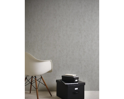 Grijs betonlook behang in kamer met zitplaats en opbergdozen