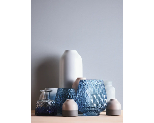 Arrangement van diverse vazen in verschillende vormen en materialen