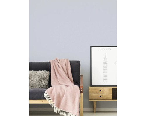 Woonkamer met slaapbank, kussen, deken en dressoir met afbeelding van Londen