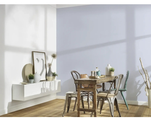 Eetkamer met houten tafel, stoelen en wandplank in een helder en vriendelijk ontwerp.