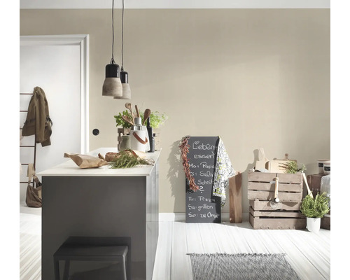 Lichte keuken met kookeiland, schoolbord en houten kisten