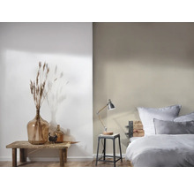 Gezellige slaapkamer met decoraties, lamp en bed