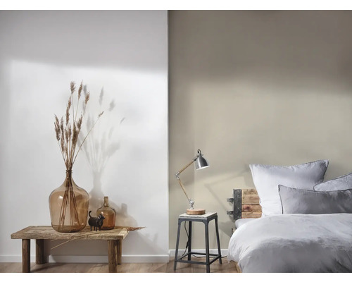 Gezellige slaapkamer met decoraties, lamp en bed