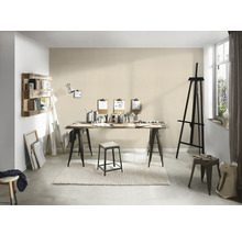 Atelier met schildersezel, tafel en stoelen