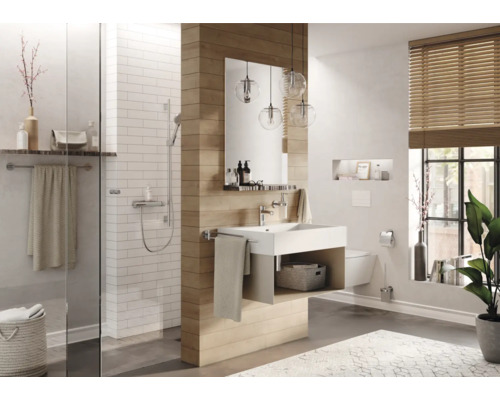 Lichte badkamer met douche, wastafel, spiegel en houten jaloezieën