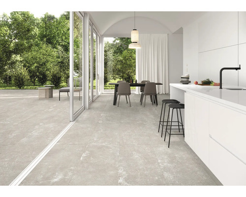 Lichte ruimte met eettafel, keuken en grootformaat vloertegels