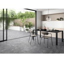 Moderne eetkamer met terras, grijze vloertegels en zwarte eettafel met stoelen