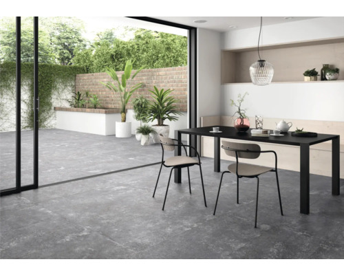 Moderne eetkamer met terras, grijze vloertegels en zwarte eettafel met stoelen