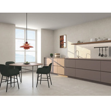 Lichte keuken met eettafel, stoelen en hanglamp
