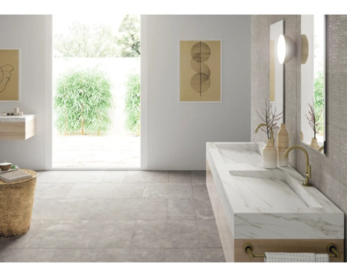 Badkamer met dubbele wastafel, spiegels en grijze vloertegels