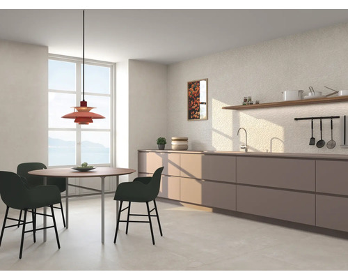 Lichte eetkamer met eettafel, stoelen, hanglamp en keukenblok