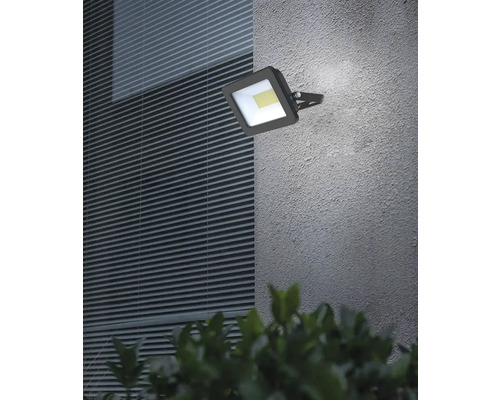 Vierkante LED buitenstraler aan een muur gemonteerd