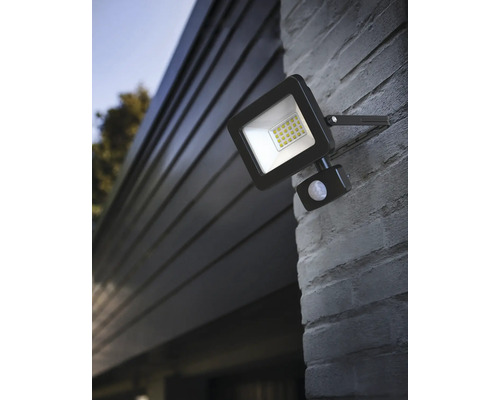 LED-buitenlamp met bewegingsmelder aan een huismuur