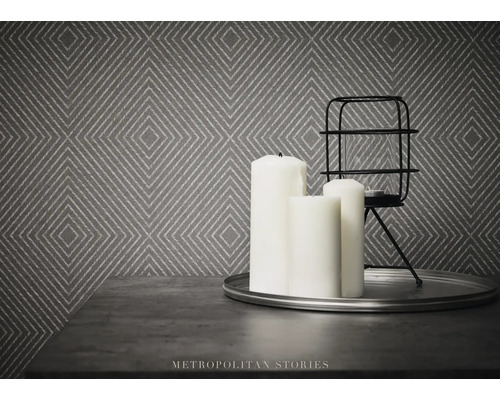 Decoratieve opstelling met kaarsen, kandelaar en behang met patroon