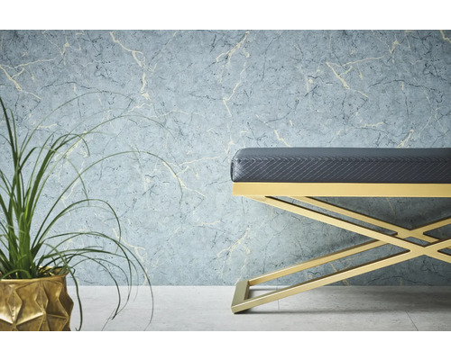 Decoratieve scène met bank, plant en behang met patroon