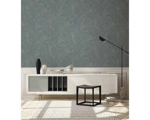 Woonkamer met blauwgrijs behang in marmerlook, dressoir, kruk en tapijt