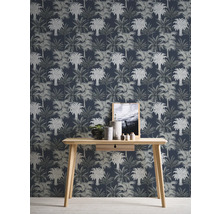 Kamerweergave met een wandbehang met palmmotief achter een houten tafel