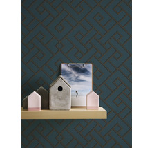 Decoratief wandontwerp met geometrisch patroon op behang, aangevuld door een smalle plank met decoratieve objecten.