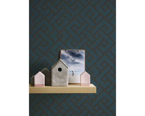 Decoratief wandontwerp met geometrisch patroon op behang, aangevuld door een smalle plank met decoratieve objecten.