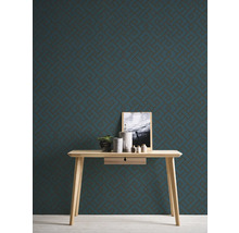 Blauwgroen behang met geometrisch patroon in kamer met houten tafel