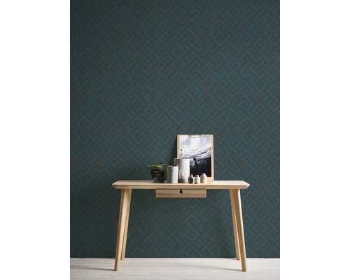 Blauwgroen behang met geometrisch patroon in kamer met houten tafel
